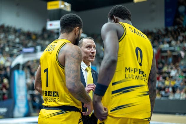 Darnell Edge (MHP RIESEN Ludwigsburg, 01), Mikko Riipinen (MHP RIESEN Ludwigsburg, Head-Coach), Babacar Sane (MHP RIESEN Ludwigsburg, 00), GER, MHP RIESEN Ludwigsburg vs. VET-CONCEPT Gladiators Trier, easycredit BBL, Basketball, Bundesliga, 9. Spieltag, Spielzeit 2025 2026, 06.12.2025, GER, MHP RIESEN Ludwigsburg vs. VET-CONCEPT Gladiators Trier, easycredit BBL, Basketball, Bundesliga, 9. Spieltag, Spielzeit 2025 2026, 06.12.2025 Ludwigsburg Copyright: xEibner-Pressefoto SaschaxWaltherx EP_EER