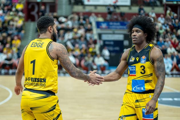 Darnell Edge (MHP RIESEN Ludwigsburg, 01), Stefan Smith (MHP RIESEN Ludwigsburg, 03), GER, MHP RIESEN Ludwigsburg vs. VET-CONCEPT Gladiators Trier, easycredit BBL, Basketball, Bundesliga, 9. Spieltag, Spielzeit 2025 2026, 06.12.2025, GER, MHP RIESEN Ludwigsburg vs. VET-CONCEPT Gladiators Trier, easycredit BBL, Basketball, Bundesliga, 9. Spieltag, Spielzeit 2025 2026, 06.12.2025 Ludwigsburg Copyright: xEibner-Pressefoto SaschaxWaltherx EP_EER