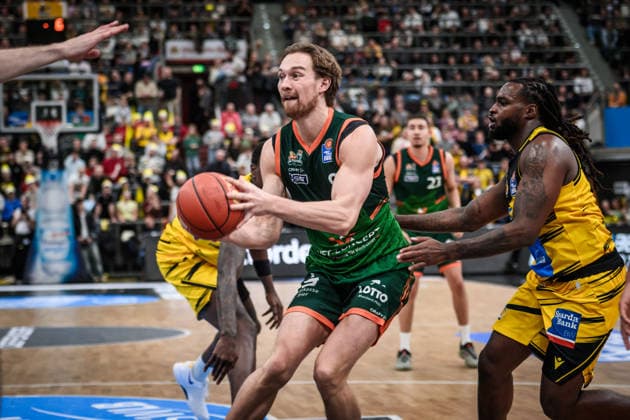 Marco Hollersbacher (VET-CONCEPT Gladiators Trier, 09) verfolgt von Tray Buchanan (MHP RIESEN Ludwigsburg, 02) GER, MHP Riesen Ludwigsburg - VET-CONCEPT Gladiators Trier, easycredit BBL, Basketball, Bundesliga, 9. Spieltag, Spielzeit 2025 2026, 06.12.2025 GER, MHP Riesen Ludwigsburg - VET-CONCEPT Gladiators Trier, easycredit BBL, Basketball, Bundesliga, 9. Spieltag, Spielzeit 2025 2026, 06.12.2025 Ludwigsburg Copyright: xSandyxDinkelackerx EP_SDR
