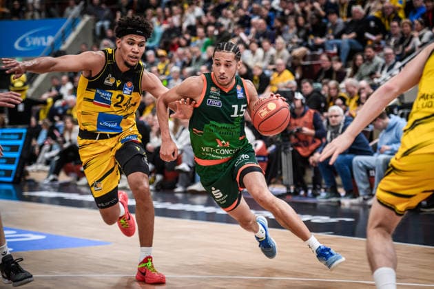 Jordan Roland (VET-CONCEPT Gladiators Trier, 15) verfolgt von Brandon Tischler (MHP RIESEN Ludwigsburg, 24) GER, MHP Riesen Ludwigsburg - VET-CONCEPT Gladiators Trier, easycredit BBL, Basketball, Bundesliga, 9. Spieltag, Spielzeit 2025 2026, 06.12.2025 GER, MHP Riesen Ludwigsburg - VET-CONCEPT Gladiators Trier, easycredit BBL, Basketball, Bundesliga, 9. Spieltag, Spielzeit 2025 2026, 06.12.2025 Ludwigsburg Copyright: xSandyxDinkelackerx EP_SDR