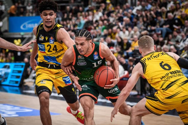 Jordan Roland (VET-CONCEPT Gladiators Trier, 15) zwischen Brandon Tischler (MHP RIESEN Ludwigsburg, 24), li. und Johannes Patrick (MHP RIESEN Ludwigsburg, 06), re. GER, MHP Riesen Ludwigsburg - VET-CONCEPT Gladiators Trier, easycredit BBL, Basketball, Bundesliga, 9. Spieltag, Spielzeit 2025 2026, 06.12.2025 GER, MHP Riesen Ludwigsburg - VET-CONCEPT Gladiators Trier, easycredit BBL, Basketball, Bundesliga, 9. Spieltag, Spielzeit 2025 2026, 06.12.2025 Ludwigsburg Copyright: xSandyxDinkelackerx EP_SDR