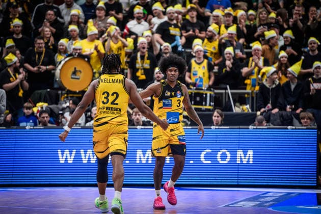 Stefan Smith (MHP RIESEN Ludwigsburg, 03) mit Keeshawn Kellman (MHP RIESEN Ludwigsburg, 32) vor Fanblock GER, MHP Riesen Ludwigsburg - VET-CONCEPT Gladiators Trier, easycredit BBL, Basketball, Bundesliga, 9. Spieltag, Spielzeit 2025 2026, 06.12.2025 GER, MHP Riesen Ludwigsburg - VET-CONCEPT Gladiators Trier, easycredit BBL, Basketball, Bundesliga, 9. Spieltag, Spielzeit 2025 2026, 06.12.2025 Ludwigsburg Copyright: xSandyxDinkelackerx EP_SDR
