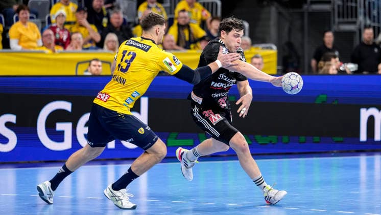 v.li.: Sebastian Heymann (RNL, 13), Tobias Buck (HCE, 39), Zweikampf, Spielszene, Duell, duel, tackle, tackling, Dynamik, Action, Aktion, 06.12.2025, Mannheim (Deutschland), Handball, Bundesliga, Rhein-Neckar Löwen - HC Erlangen