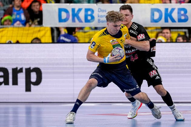 v.li.: Elias Ciudad Benitez (RNL, 41), Christoph Steinert (HCE, 44), Zweikampf, Spielszene, Duell, duel, tackle, tackling, Dynamik, Action, Aktion, 06.12.2025, Mannheim (Deutschland), Handball, Bundesliga, Rhein-Neckar Löwen - HC Erlangen