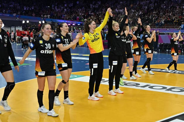 GER, Dortmund, 27th Wommen s World Championship, WM, Weltmeisterschaft 2025, Hauptrunde Main Round, Gruppe II 3. Runde: Spanien Spain (ESP) vs. Deutschland Germany (GER) 06.12.2025, Westfalenhalle, Dortmund, GER, Dortmund, 27th Wommen s World Championship 2025, Hauptrunde Main Round, Gruppe II 3. Runde: Spanien Spain (ESP) vs. Deutschland Germany (GER), im Bild: die deutschen Frauen verabschieden sich von den Zuschauern Jenny Behrend (Ger 30), Annika Lott (Ger 23), Sarah Wachter Torhueterin (Ger 24), Katharina Filter Torhueterin (Ger 42), Alina Grijseels (Ger 4), Nina Engel (Ger 8), Annika Lott (Ger 23), Antje Döll (Ger 29),