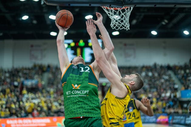 Marten Linssen (VET-CONCEPT Gladiators Trier, 12), Jonas Wohlfarth-Bottermann (MHP RIESEN Ludwigsburg, 18), GER, MHP RIESEN Ludwigsburg vs. VET-CONCEPT Gladiators Trier, easycredit BBL, Basketball, Bundesliga, 9. Spieltag, Spielzeit 2025 2026, 06.12.2025, GER, MHP RIESEN Ludwigsburg vs. VET-CONCEPT Gladiators Trier, easycredit BBL, Basketball, Bundesliga, 9. Spieltag, Spielzeit 2025 2026, 06.12.2025 Ludwigsburg Copyright: xEibner-Pressefoto SaschaxWaltherx EP_EER