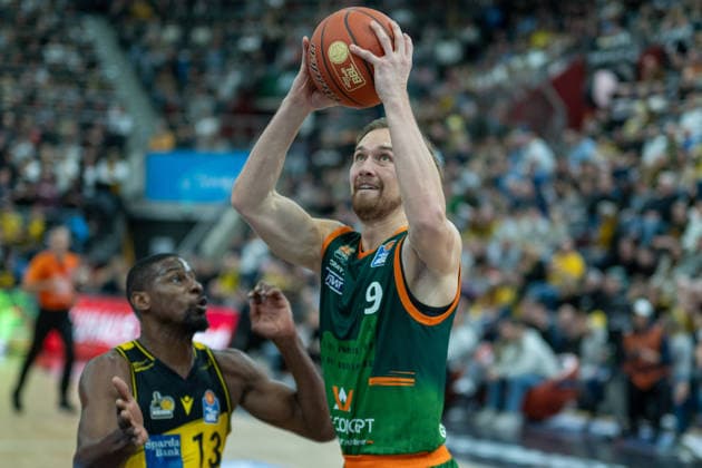 Yorman Polas Bartolo (MHP RIESEN Ludwigsburg, 13), Marco Hollersbacher (VET-CONCEPT Gladiators Trier, 09), GER, MHP RIESEN Ludwigsburg vs. VET-CONCEPT Gladiators Trier, easycredit BBL, Basketball, Bundesliga, 9. Spieltag, Spielzeit 2025 2026, 06.12.2025, GER, MHP RIESEN Ludwigsburg vs. VET-CONCEPT Gladiators Trier, easycredit BBL, Basketball, Bundesliga, 9. Spieltag, Spielzeit 2025 2026, 06.12.2025 Ludwigsburg Copyright: xEibner-Pressefoto SaschaxWaltherx EP_EER
