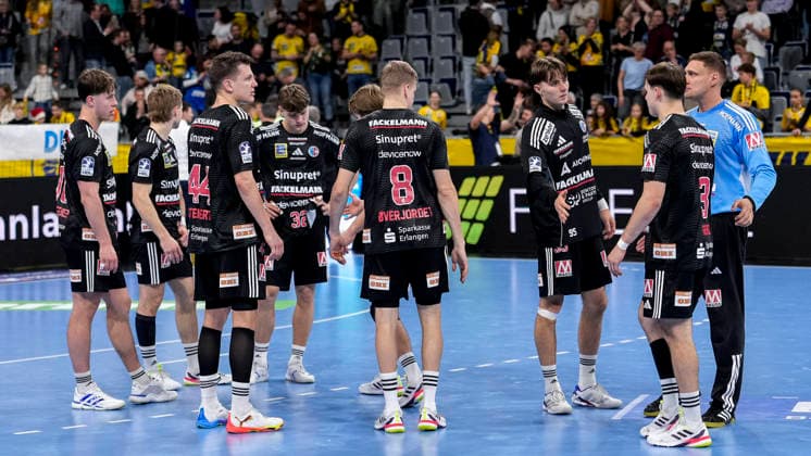 Spieler vom HC Erlangen, enttäuscht über die Niederlage, Enttäuschung nach dem Schlusspfiff, Highlight, Verlierer, verloren, Frustration, disappointed, pessimistisch, 06.12.2025, Mannheim (Deutschland), Handball, Bundesliga, Rhein-Neckar Löwen - HC Erlangen
