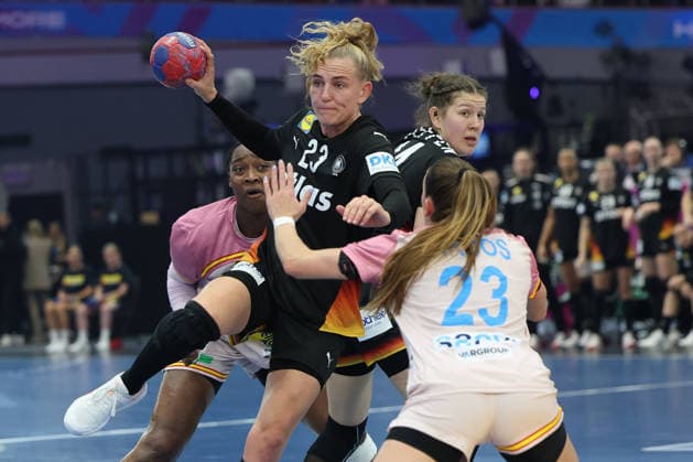 GER, Dortmund, 27th Wommen s World Championship, WM, Weltmeisterschaft 2025, Hauptrunde Main Round, Gruppe II 3. Runde: Spanien Spain (ESP) vs. Deutschland Germany (GER) 06.12.2025, Westfalenhalle, Dortmund, GER, Dortmund, 27th Wommen s World Championship 2025, Hauptrunde Main Round, Gruppe II 3. Runde: Spanien Spain (ESP) vs. Deutschland Germany (GER), im Bild: Annika Lott (Ger 23), im Zweikampf gegen Paula ARCOS POVEDA (ESP 23),