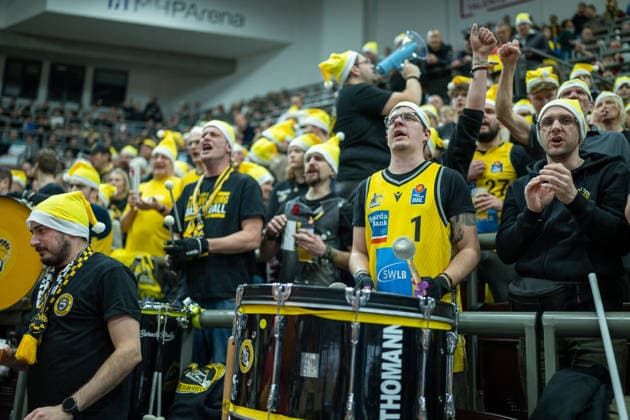 Zuschauer und Fans von Ludwigsburg, Barock Pirates (Fanclub MHP RIESEN), GER, MHP RIESEN Ludwigsburg vs. VET-CONCEPT Gladiators Trier, easycredit BBL, Basketball, Bundesliga, 9. Spieltag, Spielzeit 2025 2026, 06.12.2025, GER, MHP RIESEN Ludwigsburg vs. VET-CONCEPT Gladiators Trier, easycredit BBL, Basketball, Bundesliga, 9. Spieltag, Spielzeit 2025 2026, 06.12.2025 Ludwigsburg Copyright: xEibner-Pressefoto SaschaxWaltherx EP_EER