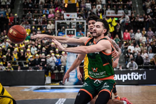 Clay Guillozet (VET-CONCEPT Gladiators Trier, 04), dahinter Brandon Tischler (MHP RIESEN Ludwigsburg, 24) GER, MHP Riesen Ludwigsburg - VET-CONCEPT Gladiators Trier, easycredit BBL, Basketball, Bundesliga, 9. Spieltag, Spielzeit 2025 2026, 06.12.2025 GER, MHP Riesen Ludwigsburg - VET-CONCEPT Gladiators Trier, easycredit BBL, Basketball, Bundesliga, 9. Spieltag, Spielzeit 2025 2026, 06.12.2025 Ludwigsburg Copyright: xSandyxDinkelackerx EP_SDR