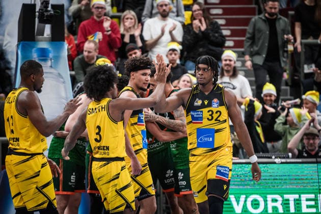 Keeshawn Kellman (MHP RIESEN Ludwigsburg, 32) - Hogh-Five mit Team GER, MHP Riesen Ludwigsburg - VET-CONCEPT Gladiators Trier, easycredit BBL, Basketball, Bundesliga, 9. Spieltag, Spielzeit 2025 2026, 06.12.2025 GER, MHP Riesen Ludwigsburg - VET-CONCEPT Gladiators Trier, easycredit BBL, Basketball, Bundesliga, 9. Spieltag, Spielzeit 2025 2026, 06.12.2025 Ludwigsburg Copyright: xSandyxDinkelackerx EP_SDR