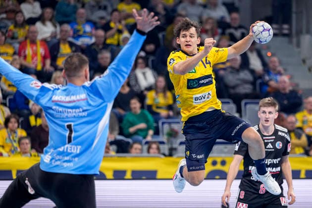 v.li.: Dario Quenstedt (Torwart, HCE, 1), Gino Steenaerts (RNL, 14), Sander Andreassen Overjordet (Överjordet, HCE, 8), beim Sprungwurf, Wurf, Torwurf, Action, Aktion, Spielszene, 06.12.2025, Mannheim (Deutschland), Handball, Bundesliga, Rhein-Neckar Löwen - HC Erlangen