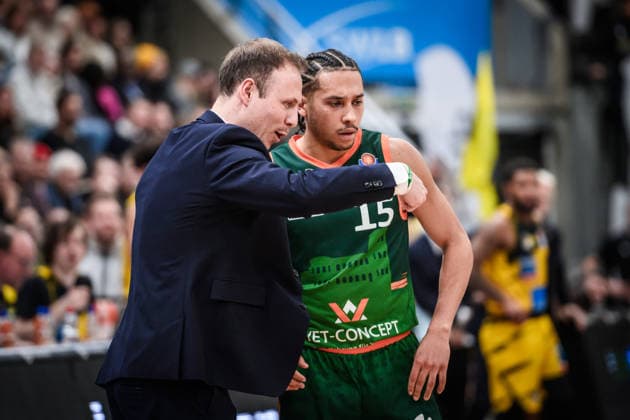 Jaques Schneider (VET-CONCEPT Gladiators Trier, Head-Coach) spricht mit (MHP RIESEN Ludwigsburg, 15) GER, MHP Riesen Ludwigsburg - VET-CONCEPT Gladiators Trier, easycredit BBL, Basketball, Bundesliga, 9. Spieltag, Spielzeit 2025 2026, 06.12.2025 GER, MHP Riesen Ludwigsburg - VET-CONCEPT Gladiators Trier, easycredit BBL, Basketball, Bundesliga, 9. Spieltag, Spielzeit 2025 2026, 06.12.2025 Ludwigsburg Copyright: xSandyxDinkelackerx EP_SDR