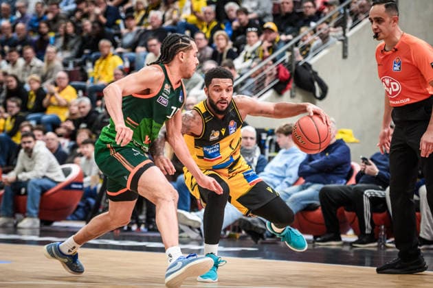 Darnell Edge (MHP RIESEN Ludwigsburg, 01) vs. Jordan Roland (VET-CONCEPT Gladiators Trier, 15) GER, MHP Riesen Ludwigsburg - VET-CONCEPT Gladiators Trier, easycredit BBL, Basketball, Bundesliga, 9. Spieltag, Spielzeit 2025 2026, 06.12.2025 GER, MHP Riesen Ludwigsburg - VET-CONCEPT Gladiators Trier, easycredit BBL, Basketball, Bundesliga, 9. Spieltag, Spielzeit 2025 2026, 06.12.2025 Ludwigsburg Copyright: xSandyxDinkelackerx EP_SDR