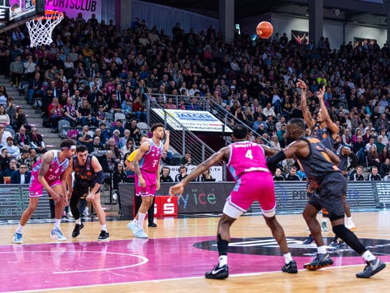 Kevin Yebo (Niners Chemnitz, 00) fuehrt den Freiwurf aus Telekom Baskets Bonn vs. Niners Chemnitz, Basketball, easyCredit Basketball Bundesliga, 9. Spieltag, Saison 2025 2026, 06.12.2025 Telekom Baskets Bonn vs. Niners Chemnitz, Basketball, easyCredit Basketball Bundesliga, 9. Spieltag, Saison 2025 2026, 06.12.2025 Bonn Copyright: xEibner-Pressefoto DamianxKruczynx EP_DKI