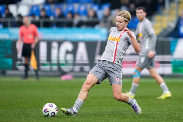 Philipp Müller (Regensburg, 5), am Ball, Freisteller, Ganzkörper, Einzelbild, Einzelfoto, Aktion, Action, 06.12.2025, Sinsheim (Deutschland), Fussball, 3. Liga, TSG 1899 Hoffenheim II - SSV Jahn Regensburg, DFB DFL REGULATIONS PROHIBIT ANY USE OF PHOTOGRAPHS AS IMAGE SEQUENCES AND OR QUASI-VIDEO.