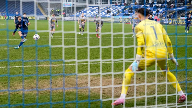Torschütze Luka Djuric (Duric, TSG II, 10) verwandelt den Elfmeter gegen Felix Gebhardt (Torwart, Regensburg, 1), erzielt das Tor zum 1:0, Siegtreffer, Treffer, Torerfolg, Highlight, Action, Aktion, Spielszene, 06.12.2025, Sinsheim (Deutschland), Fussball, 3. Liga, TSG 1899 Hoffenheim II - SSV Jahn Regensburg, DFB DFL REGULATIONS PROHIBIT ANY USE OF PHOTOGRAPHS AS IMAGE SEQUENCES AND OR QUASI-VIDEO.