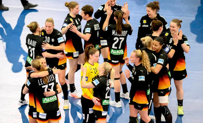 Schlussjubel Team GER, Mannschaft, vorne v.l. Viola Leuchter (GER), Xenia Smits (GER), Torwart Torhueterin Sarah Wachter (GER), Antje Doell (Döll) (GER), Annika Lott (GER), ausserdem Jenny Behrend (GER), Aimee von Pereira (GER), Lisa Antl (GER), , Hauptrunde 3. Spieltag, Spanien (ESP) - Deutschland (GER) 25:29, am 06.12.2025 in Dortmund Deutschland. Handball Weltmeisterschaft der Frauen 2025, vom 26.11. - 14.12.2025 in Deutschland Niederlande. Westfalenhalle