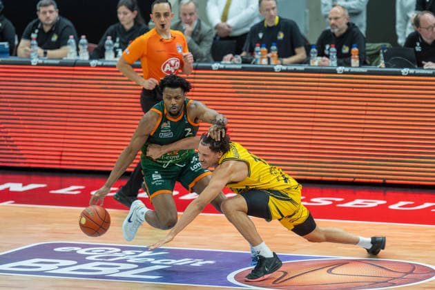 Dexter Akanno (VET-CONCEPT Gladiators Trier, 02), Lenny Anigbata (MHP RIESEN Ludwigsburg, 12), GER, MHP RIESEN Ludwigsburg vs. VET-CONCEPT Gladiators Trier, easycredit BBL, Basketball, Bundesliga, 9. Spieltag, Spielzeit 2025 2026, 06.12.2025, GER, MHP RIESEN Ludwigsburg vs. VET-CONCEPT Gladiators Trier, easycredit BBL, Basketball, Bundesliga, 9. Spieltag, Spielzeit 2025 2026, 06.12.2025 Ludwigsburg Copyright: xEibner-Pressefoto SaschaxWaltherx EP_EER