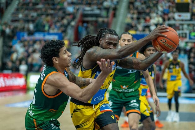 Eli Brooks (VET-CONCEPT Gladiators Trier, 55), Traveon Buchanan (MHP RIESEN Ludwigsburg, 02), Jordan Roland (VET-CONCEPT Gladiators Trier, 15), GER, MHP RIESEN Ludwigsburg vs. VET-CONCEPT Gladiators Trier, easycredit BBL, Basketball, Bundesliga, 9. Spieltag, Spielzeit 2025 2026, 06.12.2025, GER, MHP RIESEN Ludwigsburg vs. VET-CONCEPT Gladiators Trier, easycredit BBL, Basketball, Bundesliga, 9. Spieltag, Spielzeit 2025 2026, 06.12.2025 Ludwigsburg Copyright: xEibner-Pressefoto SaschaxWaltherx EP_EER