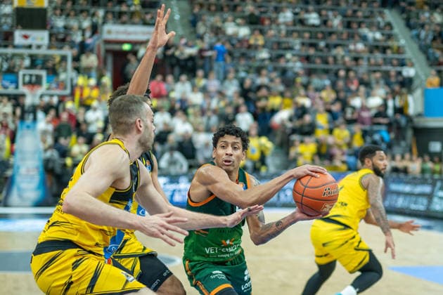 Jonas Wohlfarth-Bottermann (MHP RIESEN Ludwigsburg, 18), Brandon Tischler (MHP RIESEN Ludwigsburg, 24), Eli Brooks (VET-CONCEPT Gladiators Trier, 55), GER, MHP RIESEN Ludwigsburg vs. VET-CONCEPT Gladiators Trier, easycredit BBL, Basketball, Bundesliga, 9. Spieltag, Spielzeit 2025 2026, 06.12.2025, GER, MHP RIESEN Ludwigsburg vs. VET-CONCEPT Gladiators Trier, easycredit BBL, Basketball, Bundesliga, 9. Spieltag, Spielzeit 2025 2026, 06.12.2025 Ludwigsburg Copyright: xEibner-Pressefoto SaschaxWaltherx EP_EER