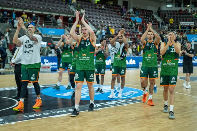 Die Gladiators freuen sich mit den Fans ueber den Auswaertssieg, GER, MHP RIESEN Ludwigsburg vs. VET-CONCEPT Gladiators Trier, easycredit BBL, Basketball, Bundesliga, 9. Spieltag, Spielzeit 2025 2026, 06.12.2025, GER, MHP RIESEN Ludwigsburg vs. VET-CONCEPT Gladiators Trier, easycredit BBL, Basketball, Bundesliga, 9. Spieltag, Spielzeit 2025 2026, 06.12.2025 Ludwigsburg Copyright: xEibner-Pressefoto SaschaxWaltherx EP_EER
