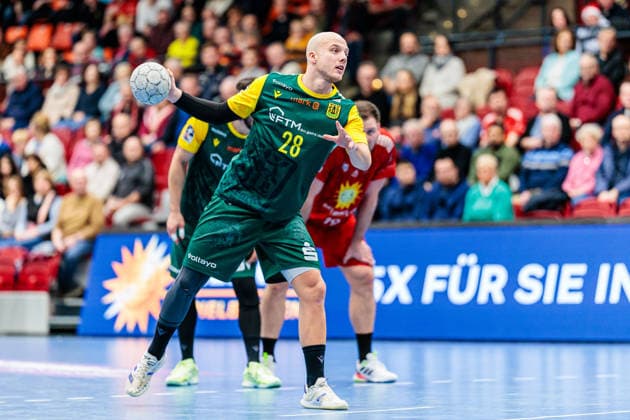 Hakon Dadi Styrmisson (VfL Eintracht Hagen, 28) beim Siebenmeter 7 Meter Wurf GER, TuS N-Luebbecke vs. VfL Eintracht Hagen, Handball, 2. Bundesliga, 14. Spieltag, Spielzeit 2025 2026, 06.12.2025 GER, TuS N-Luebbecke vs. VfL Eintracht Hagen, Handball, 2. Bundesliga, 14. Spieltag, Spielzeit 2025 2026, 06.12.2025 Luebbecke Copyright: xEibner-Pressefoto JanxRollingerx EP_JSK