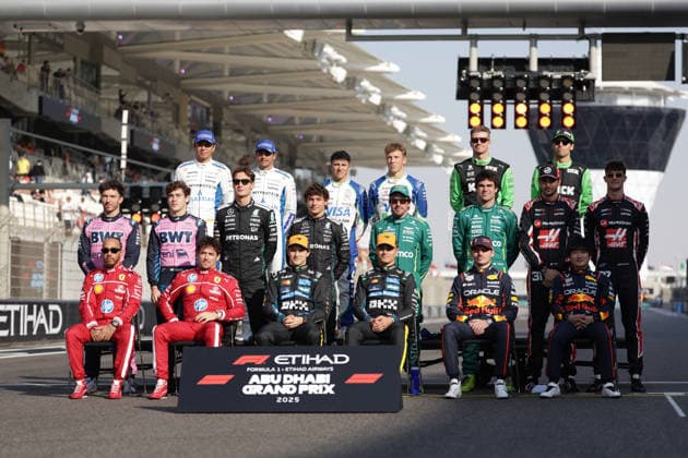 07.12.2025, Yas Marina Circuit, Abu Dhabi, Formula 1 Etihad Airways Abu Dhabi Grand Prix 2025 , im Bild Abschlussfoto der Fahrer von 2025:, Hintere Reihe von links nach rechts:, Alexander Albon (GBR), Atlassian Williams Racing, Carlos Sainz Jr. (ESP), Isack Hadjar (FRA), Visa Cash App RB Formula One Team, Liam Lawson (NZL), 27 , Gabriel Bortoleto (BRA), Stake F1 Team Kick Sauber, Mittlere Reihe von links nach rechts:, Pierre Gasly (FRA), BWT Alpine F1 Team, Franco Colapinto (ARG), George Russell (GBR), Mercedes-AMG Petronas Formula One Team, Andrea Kimi Antonelli (ITA), Fernando Alonso (ESP), Aston Martin Aramco Cognizant Formula One Team, Lance Stroll (CAN), Esteban Ocon (FRA), MoneyGram Haas F1 Team, Oliver Bearman (GBR), Vordere Reihe von links nach rechts:, Lewis Hamilton (GBR), Scuderia Ferrari HP, Charles Leclerc (MCO), Lando Norris (GBR), McLaren F1 Team, Oscar Piastri (AUS), Max Verstappen (NLD), Oracle Red Bull Racing, Yuki Tsunoda (JPN) (Photo by Hasan Bratic DeFodi Images)