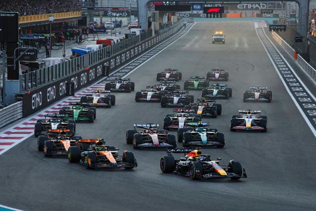 F1 - ABU DHABI GRAND PRIX 2025 Start of the race, 01 VERSTAPPEN Max (nld), Red Bull Racing RB21, 04 NORRIS Lando (gbr), McLaren F1 Team MCL39, action during the 2025 Formula 1 Abu Dhabi Grand Prix, 24th round of the 2025 FIA Formula One World Championship, WM, Weltmeisterschaft from December 05 to 07, 2025 on the Yas Marina Circuit, in Abu Dhabi, United Arab Emirates - Abu DhabiUnited Arab Emirates Copyright: xXavixBonillax