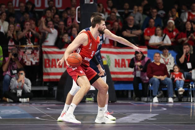 Leon Kratzer (FC Bayern Basketball, 08) mit Jure Planinic (SYNTAINICS MBC, 44), GER, FC Bayern Basketball vs. SYNTAINICS MBC, Basketball, easycredit Basketball Bundesliga, 9. Spieltag, Saison 2025 2026, 07.12.2025, GER, FC Bayern Basketball vs. SYNTAINICS MBC, Basketball, easycredit Basketball Bundesliga, 9. Spieltag, Saison 2025 2026, 07.12.2025 Muenchen Copyright: xEibner-Pressefoto JennixMaulx EP_JML