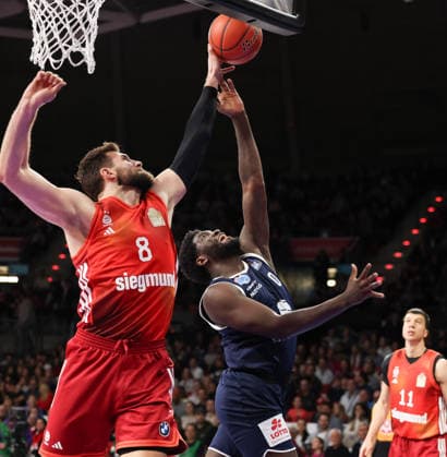 Block von Leon Kratzer (FC Bayern Basketball, 08), mit Khyri Thomas (SYNTAINICS MBC, 00), GER, FC Bayern Basketball vs. SYNTAINICS MBC, Basketball, easycredit Basketball Bundesliga, 9. Spieltag, Saison 2025 2026, 07.12.2025, GER, FC Bayern Basketball vs. SYNTAINICS MBC, Basketball, easycredit Basketball Bundesliga, 9. Spieltag, Saison 2025 2026, 07.12.2025 Muenchen Copyright: xEibner-Pressefoto JennixMaulx EP_JML