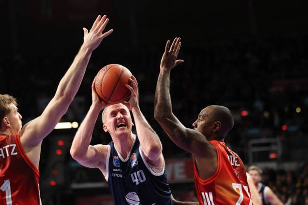 Collin Welp (SYNTAINICS MBC, 40) mit Ball mit Isiaha Mike (FC Bayern Basketball, 22) und Justuz Hollatz (FC Bayern Basketball, 21), GER, FC Bayern Basketball vs. SYNTAINICS MBC, Basketball, easycredit Basketball Bundesliga, 9. Spieltag, Saison 2025 2026, 07.12.2025, GER, FC Bayern Basketball vs. SYNTAINICS MBC, Basketball, easycredit Basketball Bundesliga, 9. Spieltag, Saison 2025 2026, 07.12.2025 Muenchen Copyright: xEibner-Pressefoto JennixMaulx EP_JML