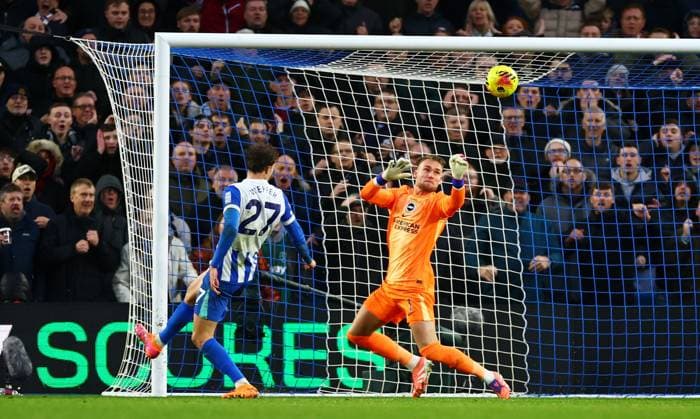 Bart Verbruggen of Brighton and Hove Albion makes a save from the shot of Crysencio Summerville of West Ham United. Brighton and Hove Albion v West Ham United, Premier League, Football, American Express Community Stadium, Brighton, UK - 07 Dec 2025Brighton American Express Community Stadi United Kingdom EDITORIAL USE ONLY No use with unauthorised audio, video, data, fixture lists, club league logos or live services. Online in-match use limited to 120 images, no video emulation. No use in betting, games or single club league player publications. Copyright: xJamesxMarsh Shutterstockx 16009415ab