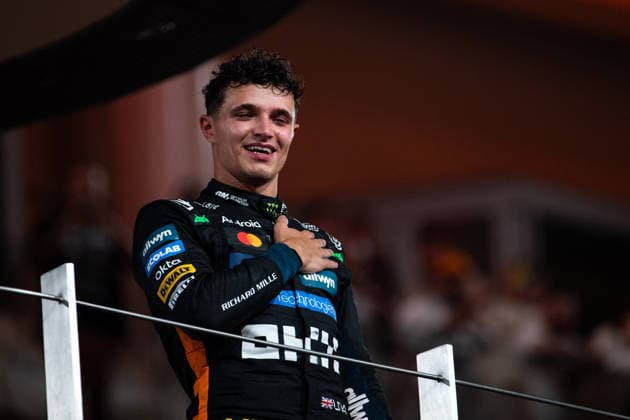Lando Norris (McLaren Formula 1 Team, Großbritannien, 04) jubelt auf dem Podium bei der Siegerehrung ueber Patz 3 im Rennen und seinen ersten Titel als Fahrer - Weltmeister, UAE, Formel 1 Weltmeisterschaft, Abu Dhabi Grand Prix, Yas Marina Circuit, Rennen, 07.12.2025 UAE, Formel 1 Weltmeisterschaft, Abu Dhabi Grand Prix, Yas Marina Circuit, Rennen, 07.12.2025 Yas Marina Island Copyright: xEibner-Pressefoto Memmlerx EP_MMR