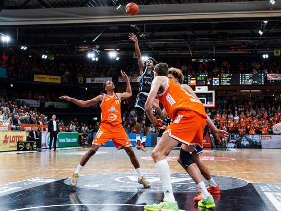 Ross Williams (Veolia Towers Hamburg, 34) wirft zum Korb. Alonzo Verge Jr. (RASTA Vechta, 11) und Tibor Pleiss (RASTA Vechta, 22) koennen nicht mehr blocken Rasta Vechta vs. Veolia Towers Hamburg, Basketball, easyCredit Basketball Bundesliga, 9. Spieltag, Saison 2025 2026, 07.12.2025 Rasta Vechta vs. Veolia Towers Hamburg, Basketball, easyCredit Basketball Bundesliga, 9. Spieltag, Saison 2025 2026, 07.12.2025 Vechta Copyright: xEibner-Pressefoto DamianxKruczynx EP_DKI