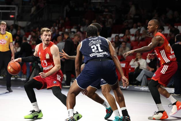 Andreas Obst (FC Bayern Basketball, 13) mit RJ Gunn (SYNTAINICS MBC, 21) und Isiaha Mike (FC Bayern Basketball, 22), GER, FC Bayern Basketball vs. SYNTAINICS MBC, Basketball, easycredit Basketball Bundesliga, 9. Spieltag, Saison 2025 2026, 07.12.2025, GER, FC Bayern Basketball vs. SYNTAINICS MBC, Basketball, easycredit Basketball Bundesliga, 9. Spieltag, Saison 2025 2026, 07.12.2025 Muenchen Copyright: xEibner-Pressefoto JennixMaulx EP_JML