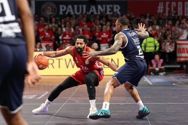 Spencer Dinwiddie (FC Bayern Basketball, 26) mit Charles Callison (SYNTAINICS MBC, 23), GER, FC Bayern Basketball vs. SYNTAINICS MBC, Basketball, easycredit Basketball Bundesliga, 9. Spieltag, Saison 2025 2026, 07.12.2025, GER, FC Bayern Basketball vs. SYNTAINICS MBC, Basketball, easycredit Basketball Bundesliga, 9. Spieltag, Saison 2025 2026, 07.12.2025 Muenchen Copyright: xEibner-Pressefoto JennixMaulx EP_JML