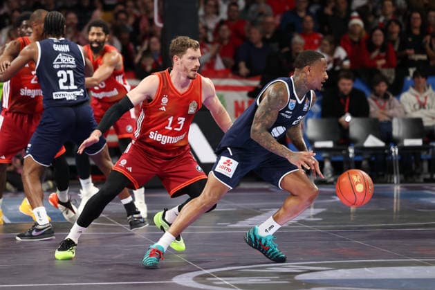 Charles Callison (SYNTAINICS MBC, 23) mit Andreas Obst (FC Bayern Basketball, 13), GER, FC Bayern Basketball vs. SYNTAINICS MBC, Basketball, easycredit Basketball Bundesliga, 9. Spieltag, Saison 2025 2026, 07.12.2025, GER, FC Bayern Basketball vs. SYNTAINICS MBC, Basketball, easycredit Basketball Bundesliga, 9. Spieltag, Saison 2025 2026, 07.12.2025 Muenchen Copyright: xEibner-Pressefoto JennixMaulx EP_JML