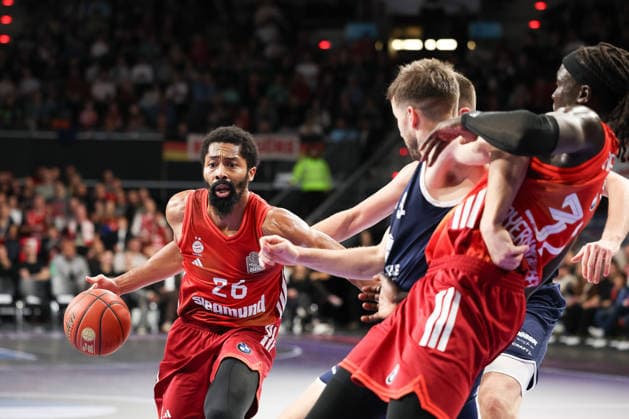 Spencer Dinwiddie (FC Bayern Basketball, 26) mit Spencer Reaves (SYNTAINICS MBC, 31) und Wenyen Gabriel (FC Bayern Basketball, 32), GER, FC Bayern Basketball vs. SYNTAINICS MBC, Basketball, easycredit Basketball Bundesliga, 9. Spieltag, Saison 2025 2026, 07.12.2025, GER, FC Bayern Basketball vs. SYNTAINICS MBC, Basketball, easycredit Basketball Bundesliga, 9. Spieltag, Saison 2025 2026, 07.12.2025 Muenchen Copyright: xEibner-Pressefoto JennixMaulx EP_JML