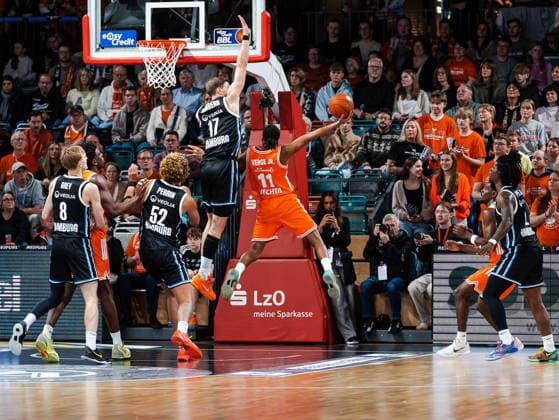 Alonzo Verge Jr. (RASTA Vechta, 11) im Wurf gegen Niklas Wimberg (Veolia Towers Hamburg, 17) Rasta Vechta vs. Veolia Towers Hamburg, Basketball, easyCredit Basketball Bundesliga, 9. Spieltag, Saison 2025 2026, 07.12.2025 Rasta Vechta vs. Veolia Towers Hamburg, Basketball, easyCredit Basketball Bundesliga, 9. Spieltag, Saison 2025 2026, 07.12.2025 Vechta Copyright: xEibner-Pressefoto DamianxKruczynx EP_DKI