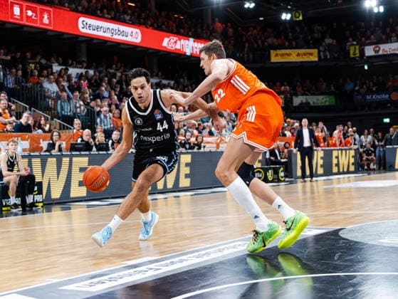 Benedikt Turudic (Veolia Towers Hamburg, 44) im Zweikampf gegen Tibor Pleiss (RASTA Vechta, 22) Rasta Vechta vs. Veolia Towers Hamburg, Basketball, easyCredit Basketball Bundesliga, 9. Spieltag, Saison 2025 2026, 07.12.2025 Rasta Vechta vs. Veolia Towers Hamburg, Basketball, easyCredit Basketball Bundesliga, 9. Spieltag, Saison 2025 2026, 07.12.2025 Vechta Copyright: xEibner-Pressefoto DamianxKruczynx EP_DKI