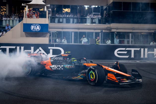 Lando Norris (McLaren Formula 1 Team, Großbritannien, 04) jubelt im Ziel ueber Patz 3 im Rennen und seinen ersten Titel als Fahrer - Weltmeister und macht Donuts, UAE, Formel 1 Weltmeisterschaft, Abu Dhabi Grand Prix, Yas Marina Circuit, Rennen, 07.12.2025 UAE, Formel 1 Weltmeisterschaft, Abu Dhabi Grand Prix, Yas Marina Circuit, Rennen, 07.12.2025 Yas Marina Island Copyright: xEibner-Pressefoto Memmlerx EP_MMR