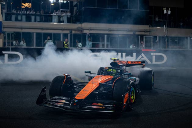 Lando Norris (McLaren Formula 1 Team, Großbritannien, 04) jubelt im Ziel ueber Patz 3 im Rennen und seinen ersten Titel als Fahrer - Weltmeister und macht Donuts, UAE, Formel 1 Weltmeisterschaft, Abu Dhabi Grand Prix, Yas Marina Circuit, Rennen, 07.12.2025 UAE, Formel 1 Weltmeisterschaft, Abu Dhabi Grand Prix, Yas Marina Circuit, Rennen, 07.12.2025 Yas Marina Island Copyright: xEibner-Pressefoto Memmlerx EP_MMR