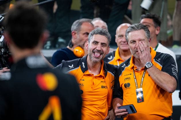 Andrea Stella (McLaren Formula 1 Team, Teamchef), Zak Brown (McLaren Formula 1 Team, Geschaeftsfuehrer) jubeln ueber den Titel des Teams als Fahrer - Weltmeister, davor Lando Norris (McLaren Formula 1 Team, Großbritannien, 04), UAE, Formel 1 Weltmeisterschaft, Abu Dhabi Grand Prix, Yas Marina Circuit, Rennen, 07.12.2025 UAE, Formel 1 Weltmeisterschaft, Abu Dhabi Grand Prix, Yas Marina Circuit, Rennen, 07.12.2025 Yas Marina Island Copyright: xEibner-Pressefoto Memmlerx EP_MMR