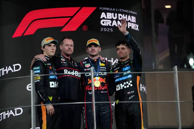 Formula 1 Etihad Airways Abu Dhabi Grand Prix 2025 07.12.2025, Yas Marina Circuit, Abu Dhabi, Formula 1 Etihad Airways Abu Dhabi Grand Prix 2025 , im Bild Podium:, Sieger Max Verstappen (NLD), Oracle Red Bull Racing, 2.Platz für Oscar Piastri (AUS), McLaren F1 Team, 3.Platz und damit der neue Formel 1 Weltmeister 2025, Lando Norris (GBR), Head of Race Team Operations Richard Wolverson (Red Bull Racing)