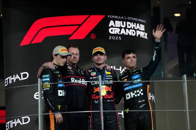 Formula 1 Etihad Airways Abu Dhabi Grand Prix 2025 07.12.2025, Yas Marina Circuit, Abu Dhabi, Formula 1 Etihad Airways Abu Dhabi Grand Prix 2025 , im Bild Podium:, Sieger Max Verstappen (NLD), Oracle Red Bull Racing, 2.Platz für Oscar Piastri (AUS), McLaren F1 Team, 3.Platz und damit der neue Formel 1 Weltmeister 2025, Lando Norris (GBR), Head of Race Team Operations Richard Wolverson (Red Bull Racing)