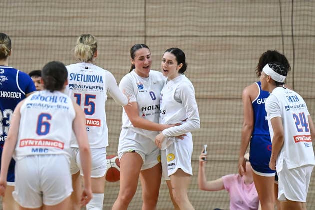 Nicole Brochlitz (Lions, 6), Sona Svetlikova (Lions, 15), Alexia Allesch (Lions, 0), Katelyn Shumate (Lions, 14), nach Konter, Syntainics MBC vs. BC Pharmaserv Marburg, Basketball, Damen, Bundesliga, Saison 2025 26, 10. Spieltag, 07.12.2025. Halle SWH Arena Sachsen-Anhalt Deutschland