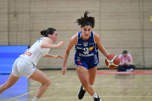 Nicole Brochlitz (Lions, 6), Sara Guerreiro (Marburg, 13), Syntainics MBC vs. BC Pharmaserv Marburg, Basketball, Damen, Bundesliga, Saison 2025 26, 10. Spieltag, 07.12.2025. Halle SWH Arena Sachsen-Anhalt Deutschland