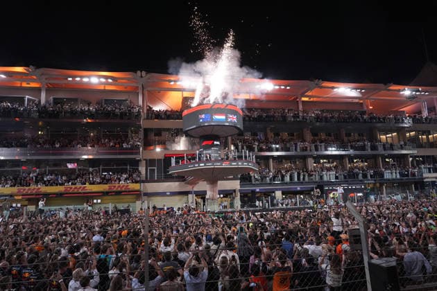 07.12.2025, Yas Marina Circuit, Abu Dhabi, Formula 1 Etihad Airways Abu Dhabi Grand Prix 2025 , im Bild Podium:, Sieger Max Verstappen (NLD), Oracle Red Bull Racing, 2.Platz für Oscar Piastri (AUS), McLaren F1 Team, 3.Platz und damit der neue Formel 1 Weltmeister 2025, Lando Norris (GBR) (Photo by Hasan Bratic DeFodi Images)